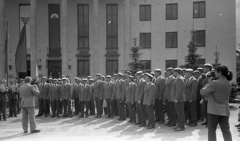 Negative. Tartu City and County Song Festival 1985. A. Nilson's whole. Tartu Academic Male Choir singing before the Estonian Academy of Agriculture.