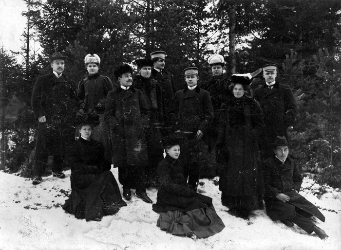 Foto. Grupp noori 20.saj. algul talvises metsas