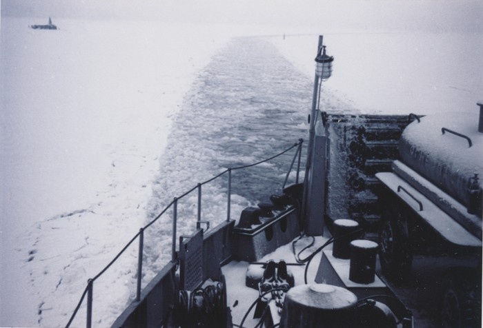 Foto Vaade praamilt talvisele merele.