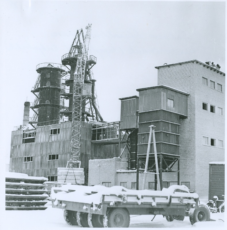 Photo. On the territory of the Palivere Silicide Factory (back plan lubjatsehh).  November 1973.a. Photo: T.Coffee.