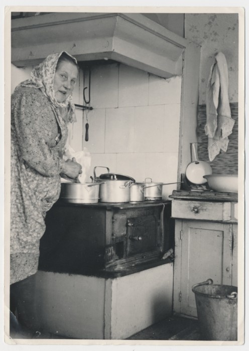 Foto Mari Sergo köögis pliidi juures 1952.a.