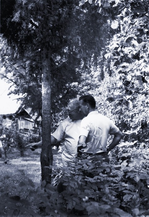 Foto. Loodussõprade kookkutulek Hiiumaal 1967. V.Panso ja O.Eskola Õngul Veski talu jugapuu juures