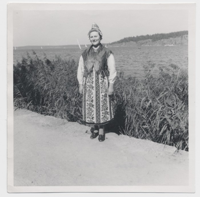 Foto. Liisa Sergo Ruhnu rahvariietes 1959. a.
