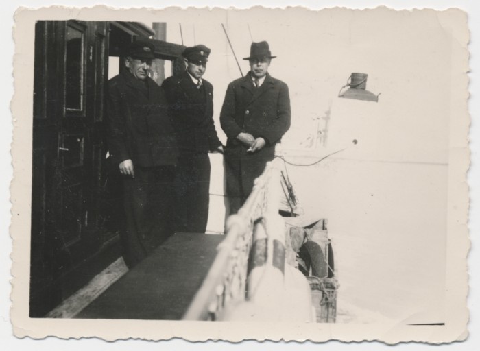Foto Mihkel Sergo  meestega laeval "Rudolf"