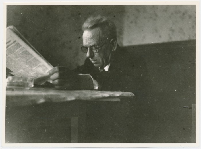 Foto Mihkel Sergo (1878-1954) toas lehte lugemas