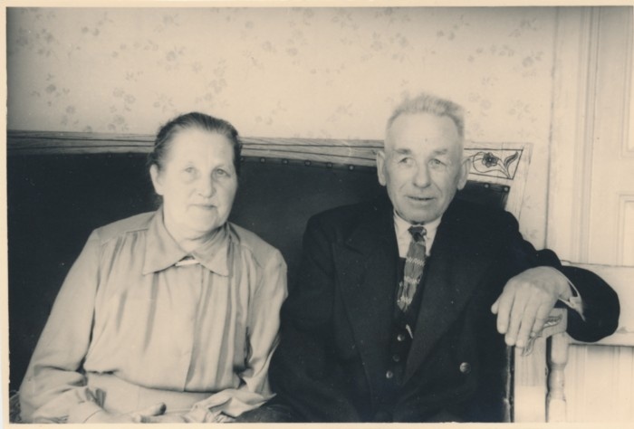 Foto Mihkel Sergo (1878-1954) abikaasaga juugendsohval istumas. Rootsis 1950. aastate alguses (?)