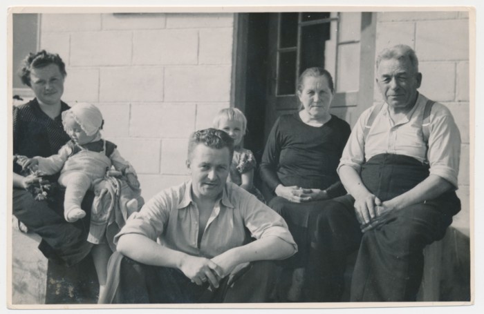 Foto Mihkel Sergo (1878-1954) perega (abikaasa, poeg Arnold abikaasa ja lastega) Virtsus maja trepil 1944. aasta suvel