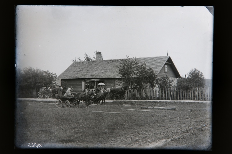 Passengers with vans in front of the garden or post station.