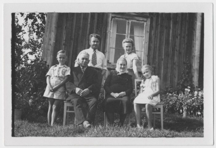 Foto Arnold Sergo pere ja vanematega Kallstas