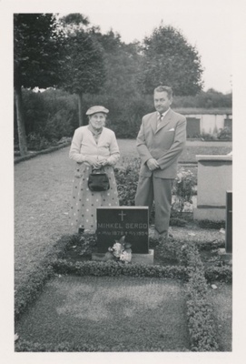 Foto  Mari ja Arnold Sergo 1959. aastal Mihkel Sergo haual Rootsis  similar photo