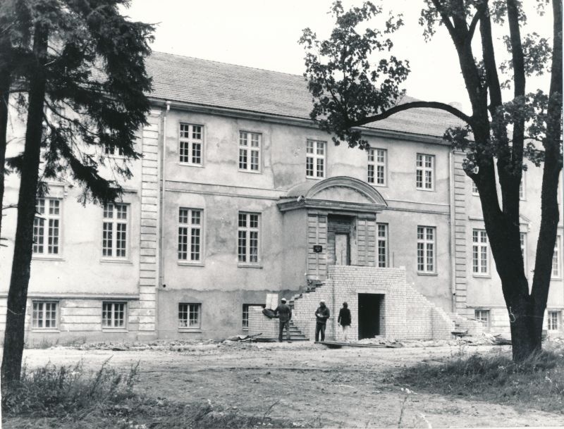 Photo. Taebla vocational school no. 34 Opening on 1st Sep. 1987. F: a. Tarmula. Black and white.