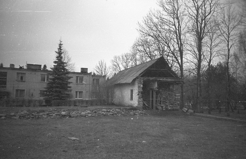 Location and adjacent building of Taebla Manor