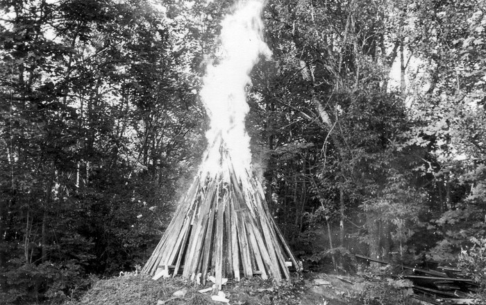 Kassari jaanitulu mõisa õues 1987