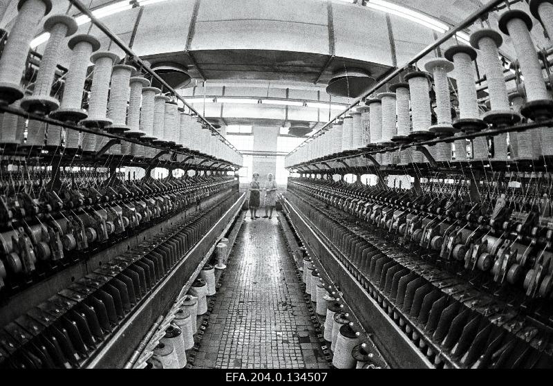 Pärnu Linavabriku ketrustsehhi sisevaade