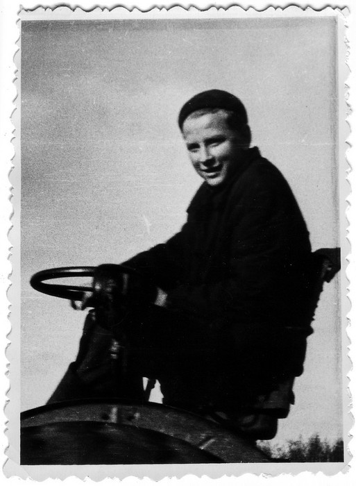 Jausa kooli õpilane traktoriga kolhoosi kartulipõllul.