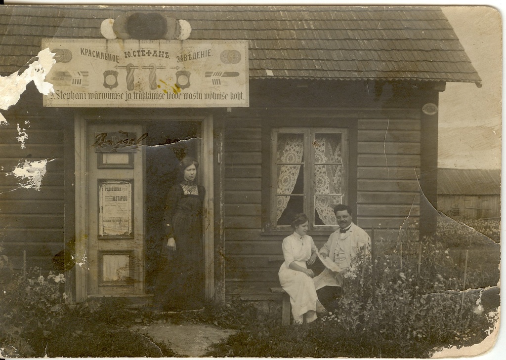 foto, Julius Stephan Raplas oma noorikut tutvustamas 20.saj. alguses