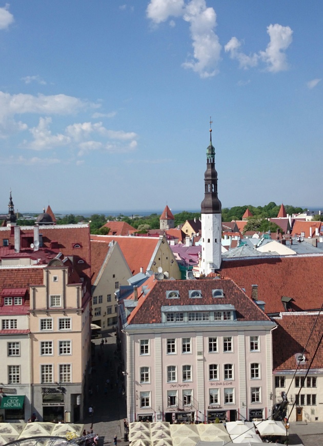 Tallinn, vaade Mündi tänavale ja Pühavaimu kirikule Raekoja platsilt. rephoto