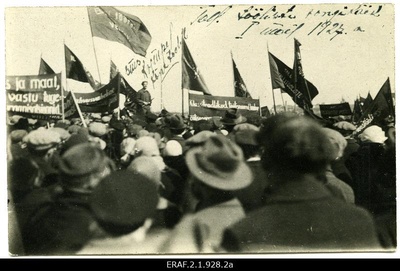 1. mai meeleavaldus Tallinnas Stroomi rannas 1927.a. Kõneleb Arnold Grimpel  duplicate photo