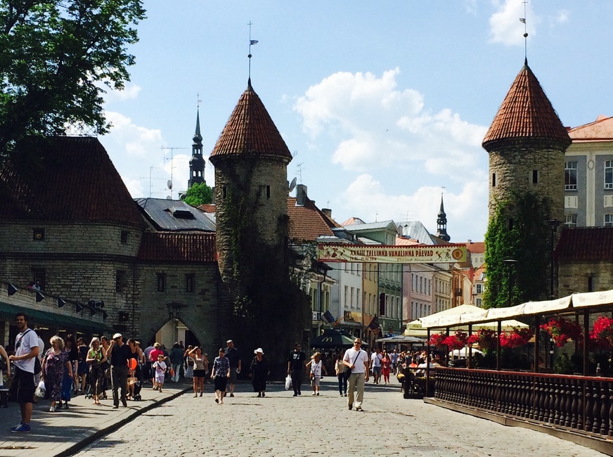 Tallinn, Viru tänav, vaade Viru väravale väljast poolt. rephoto