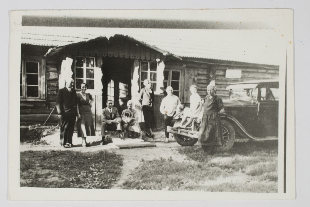 Arnold Eerik, Viinistu's spirit king, visited relatives with her wife in the early 1930s.