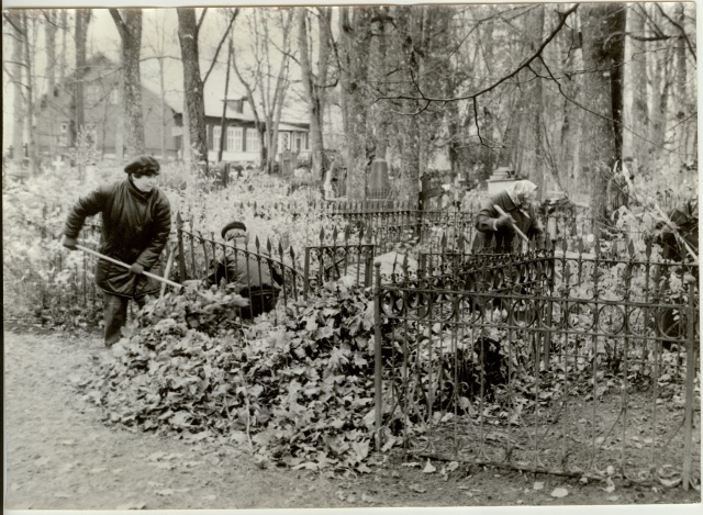 foto Reopalu kalmistu korrastamine muinsuskaitsepäeval 1988