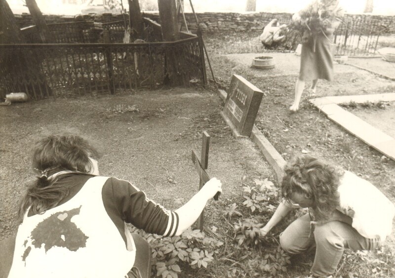 foto Reopalu kalmistu korrastamine muinsuskaitsepäeval 1988