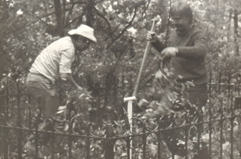 foto Reopalu kalmistu korrastamine muinsuskaitsepäeval 1988