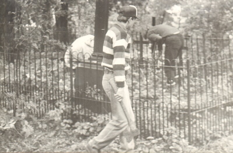 foto Reopalu kalmistu korrastamine muinsuskaitsepäeval 1988