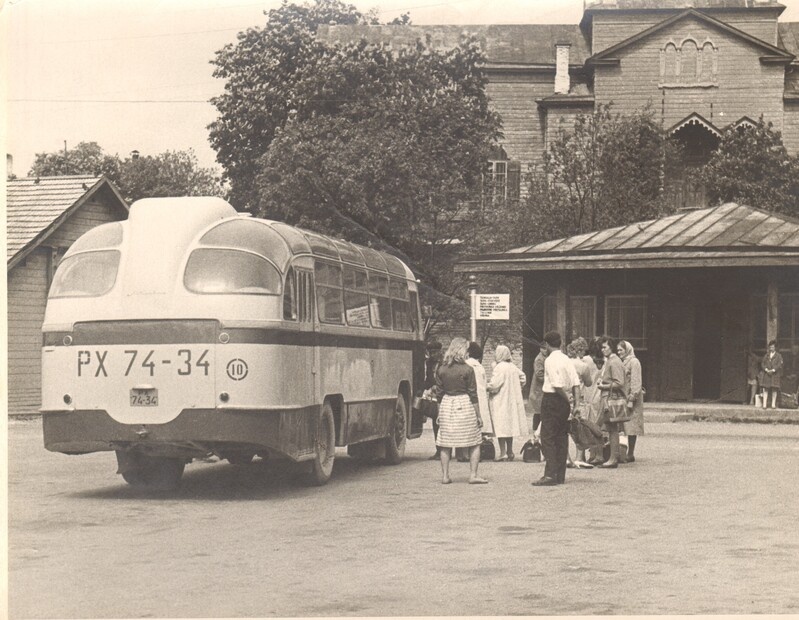 foto Paide kiriku taga olev plats - bussijaam 1960-ndad