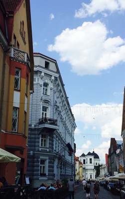 Tallinn, Vene tänav, tagaplaanil Püha-Nikolai kirik. rephoto