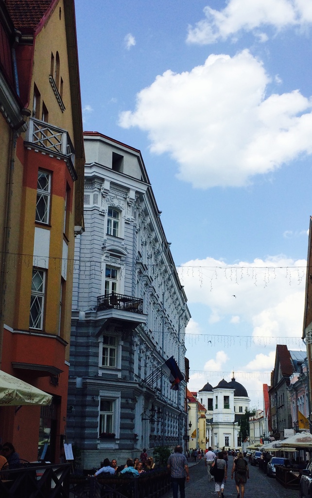 Tallinn, Vene tänav, tagaplaanil Püha-Nikolai kirik. rephoto