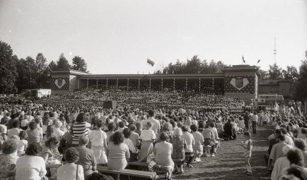 Photo-negative. Tartu Laulupidu 1990. Oak stadium. Performance of joint choirs.