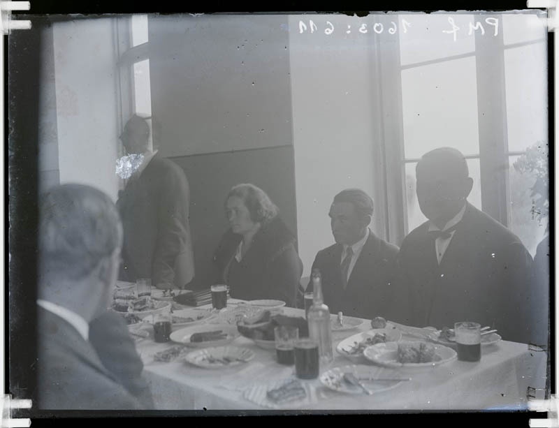 klaasnegatiiv, Väätsa mõisa saalis pidulaua taga 1930-ndad a.