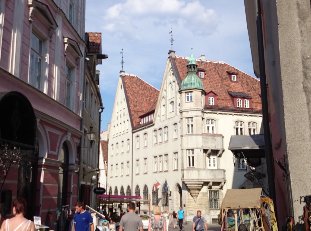 Tallinn, Vana turg, vaade Kuninga tänavalt Florelli majale. rephoto