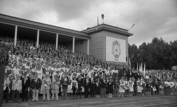 Great Song Festival in Tartu. 1989. Singing at the Tamme Stadium. Drivers.