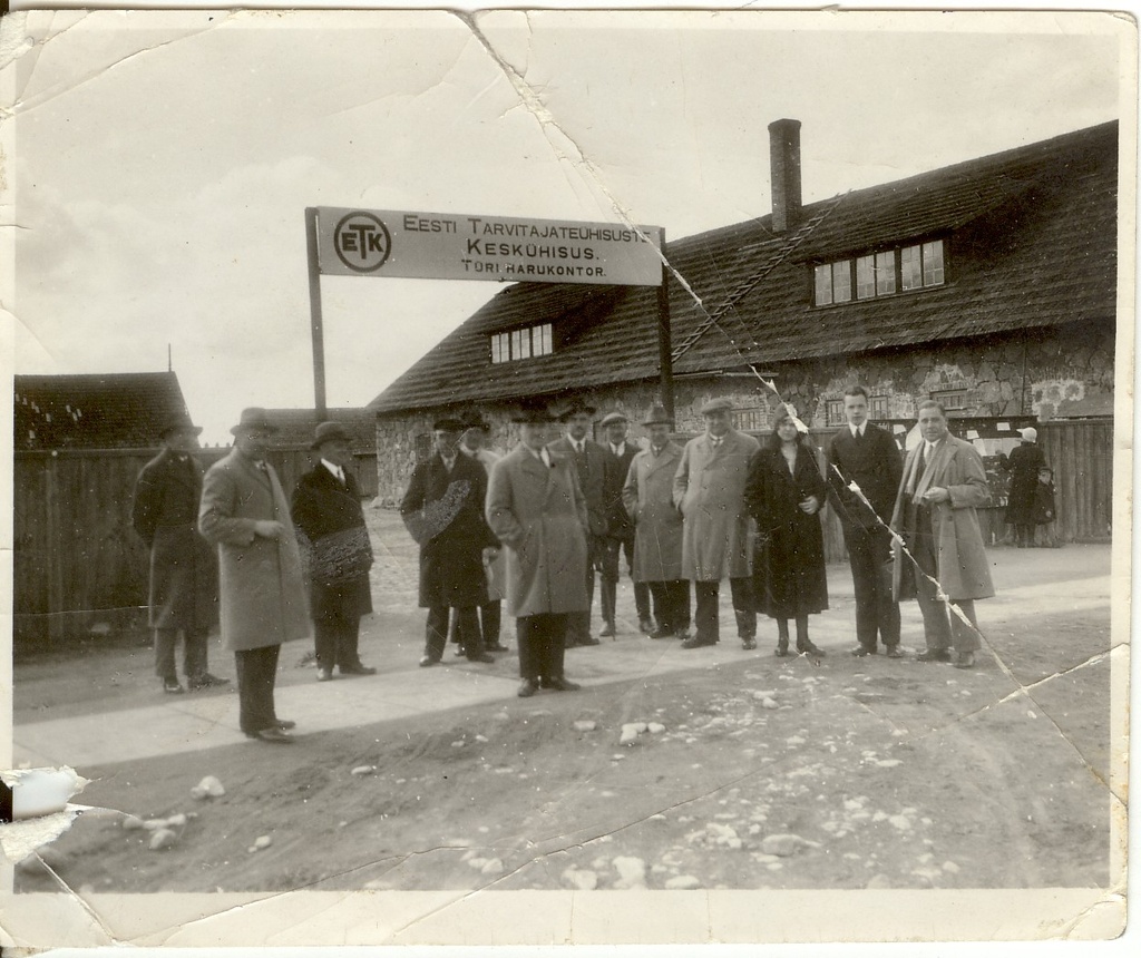 grupifoto, inimesed Eesti Tarvitajateühisuste Keskühisuse Türi harukontori juures  20.saj. esimesel poolel