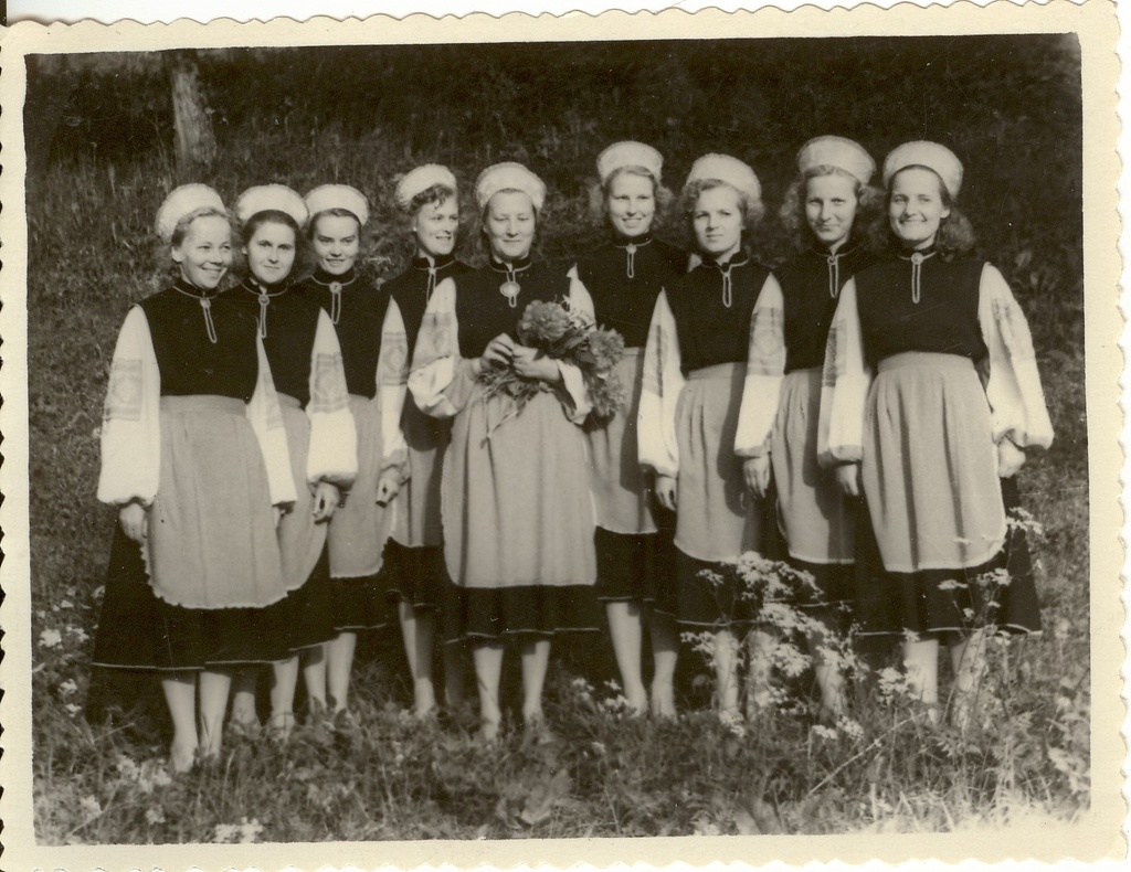 foto, kooliõpilased Paide naiskooris 1950-60-ndail a.