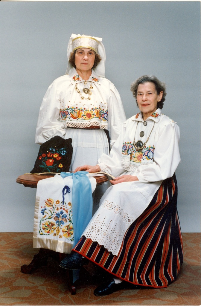 foto, topeltportree Luise Meister ja Larissa Kallas 1993.a.