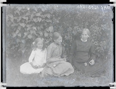 klaasnegatiiv, Helmi ja Linda Tohvelmannid ja Anni Mikser, Lõõla 1916.a.  similar photo