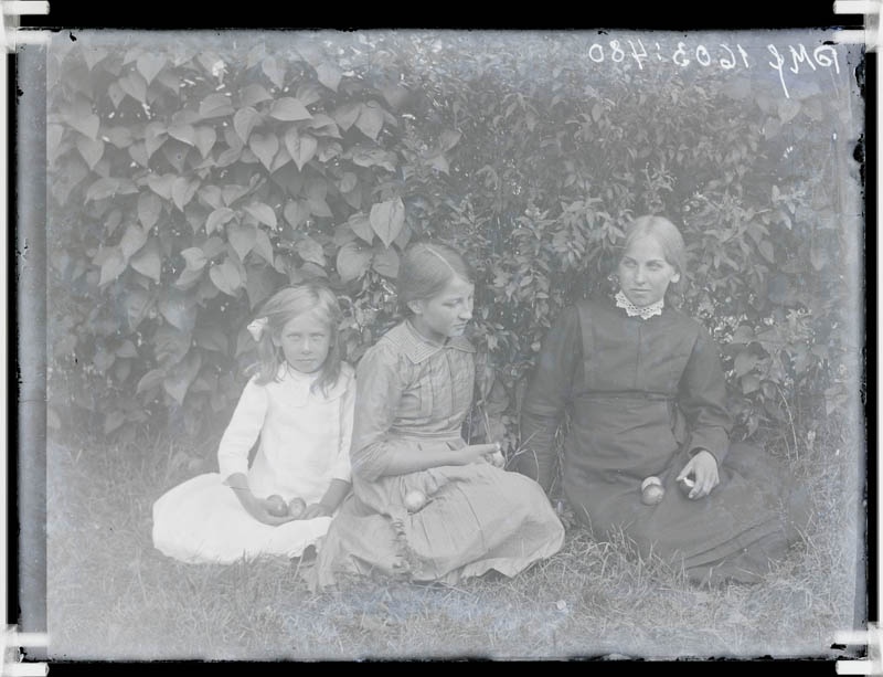 klaasnegatiiv, Helmi ja Linda Tohvelmannid ja Anni Mikser, Lõõla 1916.a.