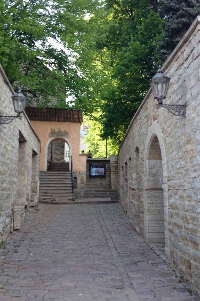 Tallinn, Trepi tänav, "Nõelasilm", vaade Niguliste kiriku poole. rephoto