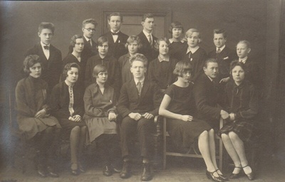 foto albumis näidendi Doktor Ameerikast tegelased Paide 1928  duplicate photo