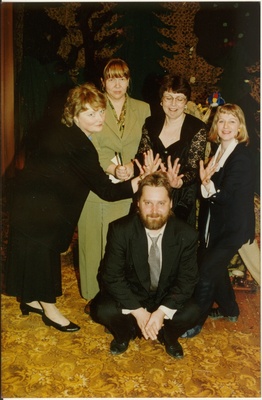 värvifoto humoorikal grupipildil Urmas Sisask 1998  similar photo