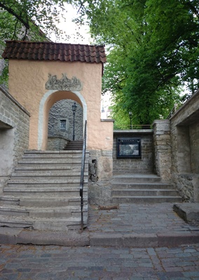 Tallinn, Trepi tänav, "Nõelasilm", vaade Harju tänava poolt. rephoto