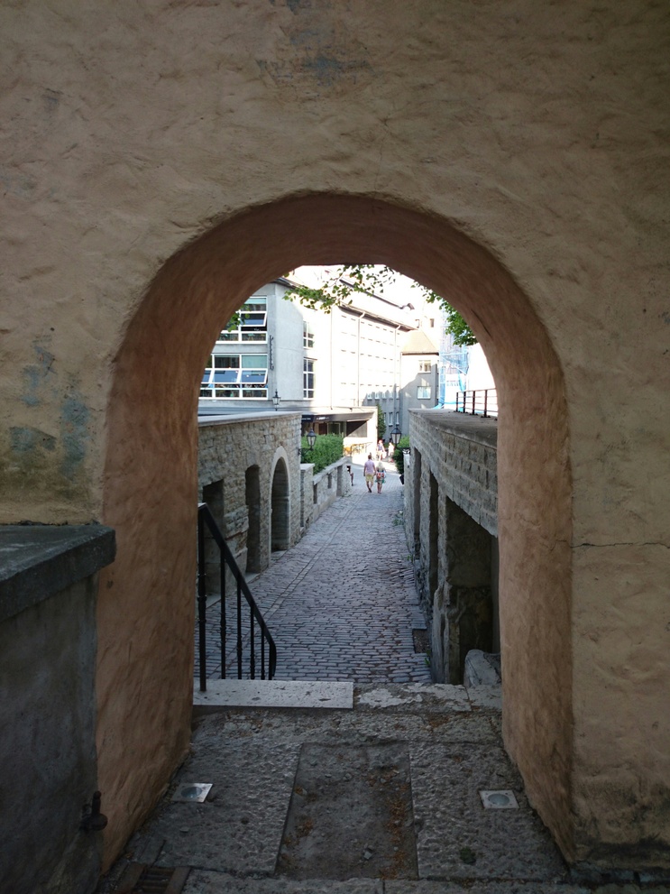 Tallinn, Trepi tänav, "Nõelasilm", vaade Harju tänava poole. rephoto