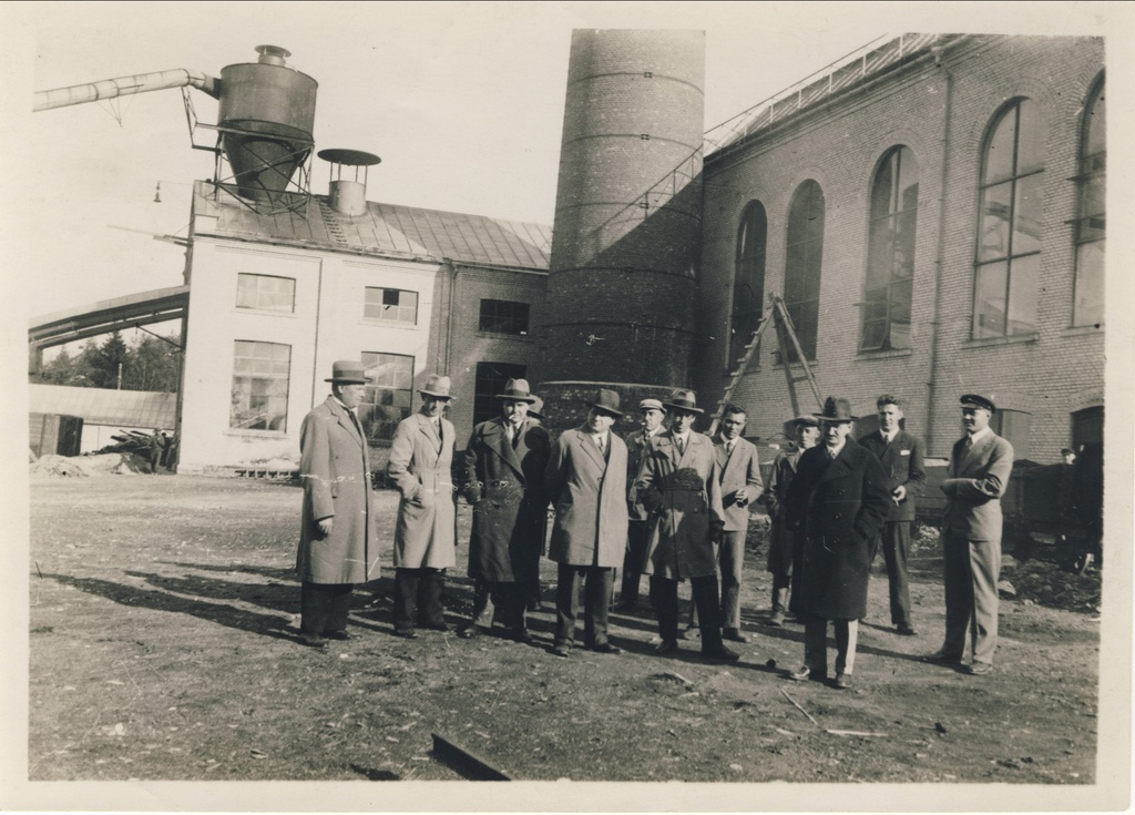 Photo. Guests at Järvakandi glass factory. Power station. (g. Lock?)