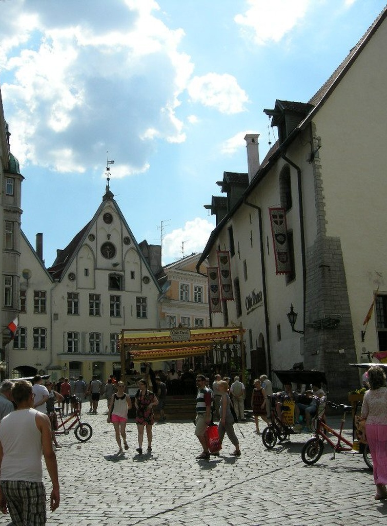 Tallinn, Vana turg, vaade Viru tänava nurgalt Piiskopi maja poole. rephoto