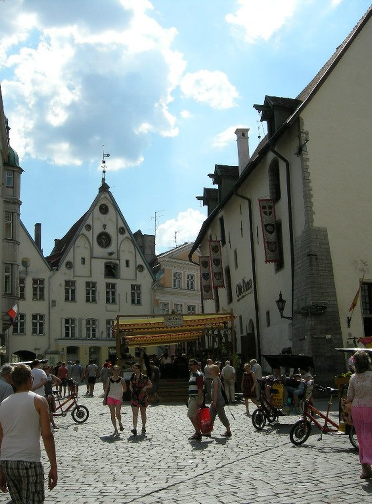 Tallinn, Vana turg, vaade Viru tänava nurgalt Piiskopi maja poole. rephoto