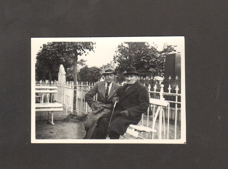 foto kaks meest kalmistul