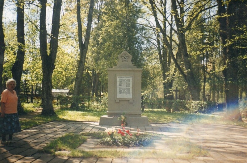 värvifoto Klara Langenbraun Reopalu kalmistul Paides 2000